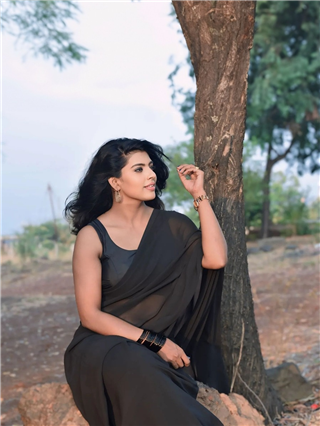 वाट पाहते मी गं, येणार साजन माझा.. - Marathi News | वाट पाहते मी गं, येणार साजन माझा.. | Latest Photos at Lokmat.com