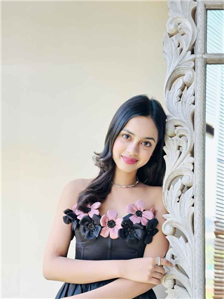 Beauti 'फुल'! 'लापता लेडीज' फेम अभिनेत्रीचा ग्लॅमरस अंदाज - Marathi News | Beauti 'फुल'! 'लापता लेडीज' फेम अभिनेत्रीचा ग्लॅमरस अंदाज | Latest Photos at Lokmat.com