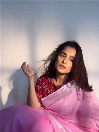 गुलाबी साडीची प्रियामध्ये क्रेझ; शेअर केला व्हिडीओ - Marathi News | गुलाबी साडीची प्रियामध्ये क्रेझ; शेअर केला व्हिडीओ | Latest Photos at Lokmat.com