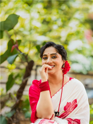 मधुराणीने केसात माळलेलं फुल कोणतंय? - Marathi News | मधुराणीने केसात माळलेलं फुल कोणतंय? | Latest Photos at Lokmat.com