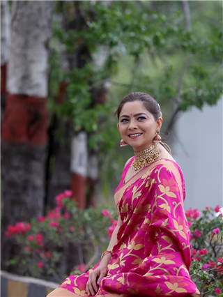 गुलाबी साडी अन् चेहऱ्यावर स्मितहास्य, अप्सरेचं घायाळ करणार सौंदर्य - Marathi News | गुलाबी साडी अन् चेहऱ्यावर स्मितहास्य, अप्सरेचं घायाळ करणार सौंदर्य | Latest Photos at Lokmat.com
