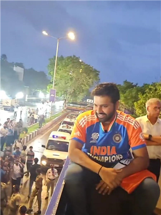 PICS : 'मुंबईचा राजा' रोहित शर्मा; मायदेशात टीम इंडियाचा जल्लोष - Marathi News | PICS : 'मुंबईचा राजा' रोहित शर्मा; मायदेशात टीम इंडियाचा जल्लोष | Latest Photos at Lokmat.com