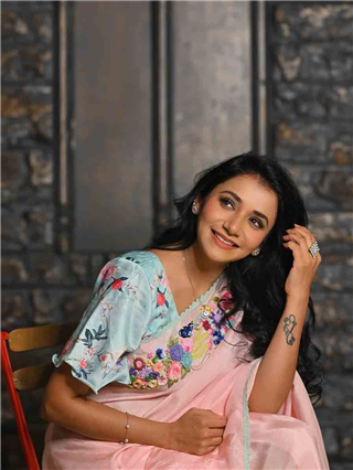 'लाजून गेला वेडा चंद्र, पाहून तुझ्या सौंदर्याला...' - Marathi News | 'लाजून गेला वेडा चंद्र, पाहून तुझ्या सौंदर्याला...' | Latest Photos at Lokmat.com