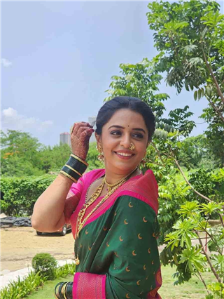 हिरवी साडी अन् कोल्हापुरी साज; कुंजिकाच्या फोटोंवरून नजर हटेना - Marathi News | हिरवी साडी अन् कोल्हापुरी साज; कुंजिकाच्या फोटोंवरून नजर हटेना | Latest Photos at Lokmat.com