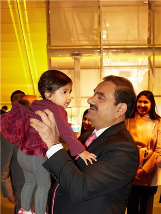 अनंत अंबानींच्या विवाहसोहळ्यात पोहोचले अदानी, पाहा फोटो - Marathi News | अनंत अंबानींच्या विवाहसोहळ्यात पोहोचले अदानी, पाहा फोटो | Latest Photos at Lokmat.com