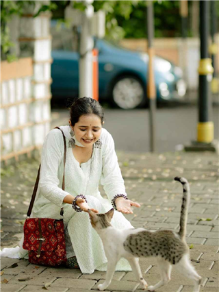 मनीमाऊसोबत गौरीची मस्ती! - Marathi News | मनीमाऊसोबत गौरीची मस्ती! | Latest Photos at Lokmat.com
