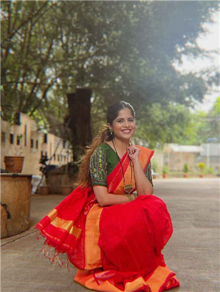 एक लाल चुटूक साडी की किमत...! - Marathi News | एक लाल चुटूक साडी की किमत...! | Latest Photos at Lokmat.com