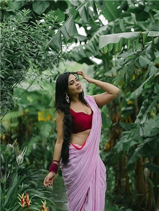 Prarthana Behere : 'दूरच्या रानात, केळीच्या बनात...' - Marathi News | Prarthana Behere : 'दूरच्या रानात, केळीच्या बनात...' | Latest Photos at Lokmat.com