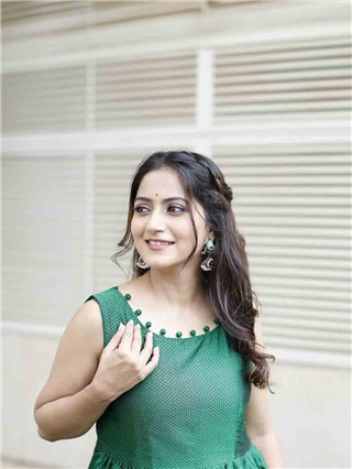 परंपरेला आधुनिकतेचा साज; नम्रता प्रधानचा 'खण'खणीत लूक - Marathi News | परंपरेला आधुनिकतेचा साज; नम्रता प्रधानचा 'खण'खणीत लूक | Latest Photos at Lokmat.com