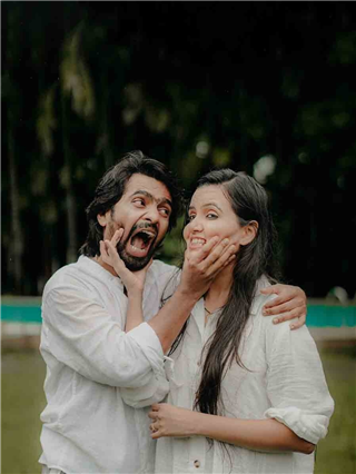 Mr. & Mrs. Parab ; ऑन क्रेझी मूड! फोटो पाहा - Marathi News | Mr. & Mrs. Parab ; ऑन क्रेझी मूड! फोटो पाहा | Latest Photos at Lokmat.com