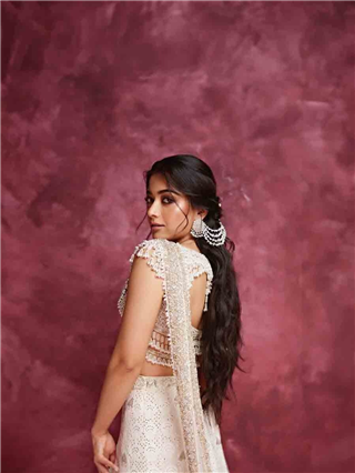 अप्सरा आली इंद्रपुरीतून खाली...! - Marathi News | अप्सरा आली इंद्रपुरीतून खाली...! | Latest Photos at Lokmat.com