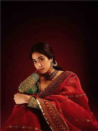 Janhvi Kapoor : लाल साडीत जान्हवीचा रॉयल लूक - Marathi News | Janhvi Kapoor : लाल साडीत जान्हवीचा रॉयल लूक | Latest Photos at Lokmat.com