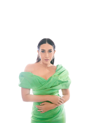 Karisma Kapoor : मैं अलबेली, घूमूँ अकेली, कोई पहेली हूँ मैं.. - Marathi News | Karisma Kapoor : मैं अलबेली, घूमूँ अकेली, कोई पहेली हूँ मैं.. | Latest Photos at Lokmat.com