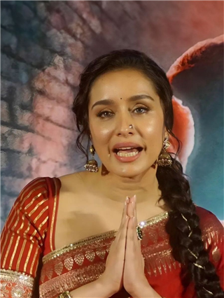 अशी सुंदर स्त्री असेल तर कोणीही तिच्या प्रेमात पडेल - Marathi News | अशी सुंदर स्त्री असेल तर कोणीही तिच्या प्रेमात पडेल | Latest Photos at Lokmat.com