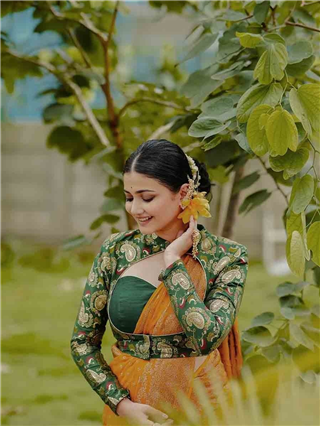 किती सुंदर दिसतेस गं! केसांत चाफा माळून ज्ञानदाचं फोटोशूट - Marathi News | किती सुंदर दिसतेस गं! केसांत चाफा माळून ज्ञानदाचं फोटोशूट | Latest Photos at Lokmat.com