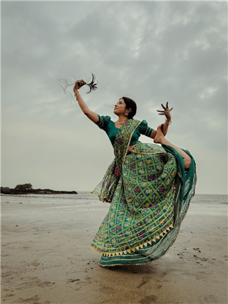 नृत्याच्या माध्यमातून साकारला गुलाब! अभिनेत्रीच्या फोटोंची चर्चा - Marathi News | नृत्याच्या माध्यमातून साकारला गुलाब! अभिनेत्रीच्या फोटोंची चर्चा | Latest Photos at Lokmat.com