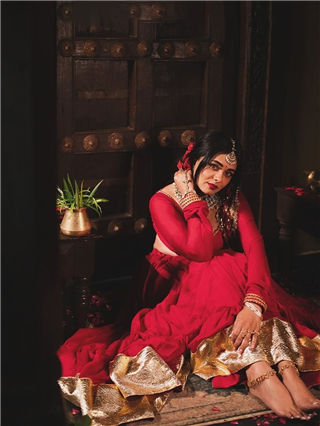 ये लाल इश्क! प्रार्थनाच्या कातिल अदा - Marathi News | ये लाल इश्क! प्रार्थनाच्या कातिल अदा | Latest Photos at Lokmat.com