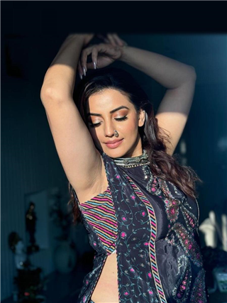 PICS : भोजपुरी क्वीन अक्षराचा घायाळ करणारा अंदाज - Marathi News | PICS : भोजपुरी क्वीन अक्षराचा घायाळ करणारा अंदाज | Latest Photos at Lokmat.com