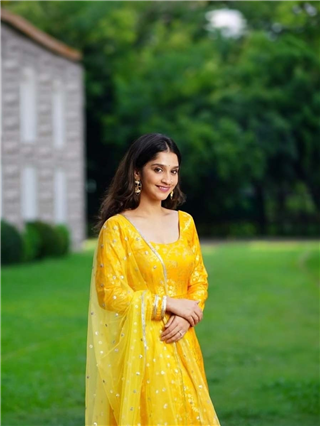 नाकाथ नथ, कानात झुमके! शिवानाचे फोटो एकदम हटके - Marathi News | नाकाथ नथ, कानात झुमके! शिवानाचे फोटो एकदम हटके | Latest Photos at Lokmat.com