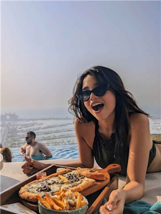 बीच , पिझ्झा अन् भाग्यश्रीचं बिकिनी फोटोशूट - Marathi News | बीच , पिझ्झा अन् भाग्यश्रीचं बिकिनी फोटोशूट | Latest Photos at Lokmat.com