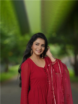 Jui Gadkari : "हुई-हुई, मैं तो हुई, शायराना हुई..." - Marathi News | Jui Gadkari : "हुई-हुई, मैं तो हुई, शायराना हुई..." | Latest Photos at Lokmat.com