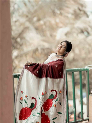 Dhanashri Kadgaonkar : 'पदरावरती जरतारीचा मोर नाचरा हवा...' - Marathi News | Dhanashri Kadgaonkar : 'पदरावरती जरतारीचा मोर नाचरा हवा...' | Latest Photos at Lokmat.com