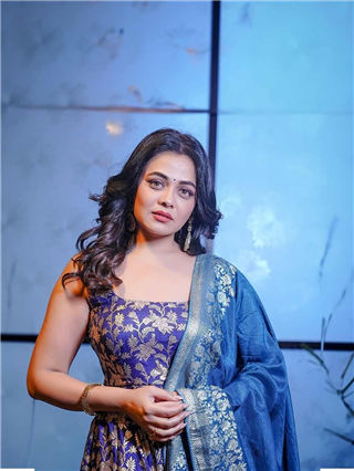 निळ्या अनारकली ड्रेसमध्ये प्रार्थना बेहरे दिसली खूप सुंदर - Marathi News | निळ्या अनारकली ड्रेसमध्ये प्रार्थना बेहरे दिसली खूप सुंदर | Latest Photos at Lokmat.com