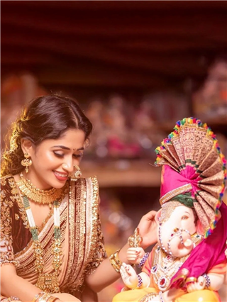 नऊवारी साडी अन् पारंपरिक साज; पूर्णिमा डेचा गणेशोत्सव स्पेशल लूक - Marathi News | नऊवारी साडी अन् पारंपरिक साज; पूर्णिमा डेचा गणेशोत्सव स्पेशल लूक | Latest Photos at Lokmat.com