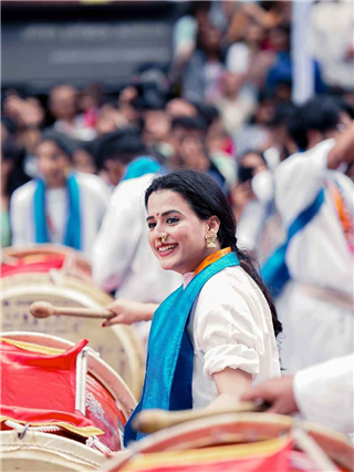 ढोलवादनात रमली प्राजक्ता! बाप्पाचं केलं स्वागत - Marathi News | ढोलवादनात रमली प्राजक्ता! बाप्पाचं केलं स्वागत | Latest Photos at Lokmat.com