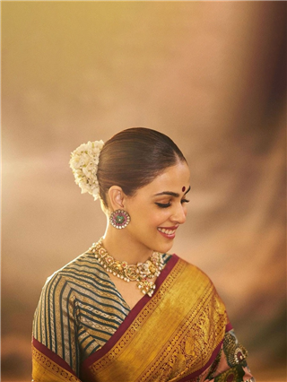 Genelia Deshmukh : 'असं रुपडं देखणं, त्याला सूर्याचं रे दान...' - Marathi News | Genelia Deshmukh : 'असं रुपडं देखणं, त्याला सूर्याचं रे दान...' | Latest Photos at Lokmat.com