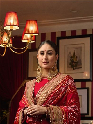 बेबोचा देसी लूक, लाल अनारकली ड्रेसमध्ये दिसली झक्कास! - Marathi News | बेबोचा देसी लूक, लाल अनारकली ड्रेसमध्ये दिसली झक्कास! | Latest Photos at Lokmat.com