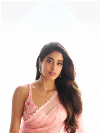 Janhvi Kapoor : आसमान दी परी! - Marathi News | Janhvi Kapoor : आसमान दी परी! | Latest Photos at Lokmat.com