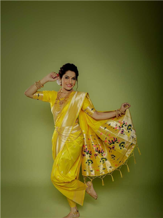 Bigg Boss Marathi 5: नऊवारी साडीत जान्हवीच्या 'किल्लर' अदा! - Marathi News | Bigg Boss Marathi 5: नऊवारी साडीत जान्हवीच्या 'किल्लर' अदा! | Latest Photos at Lokmat.com