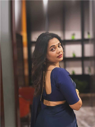 लाजून हासणे अन् हासून ते पहाणे...! - Marathi News | लाजून हासणे अन् हासून ते पहाणे...! | Latest Photos at Lokmat.com