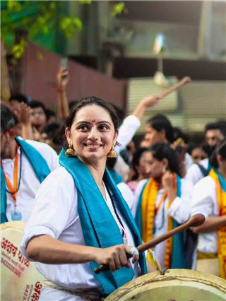 Ganpati 2024 : बाप्पाच्या मिरवणुकीत श्रुतीचं ढोलवादन - Marathi News | Ganpati 2024 : बाप्पाच्या मिरवणुकीत श्रुतीचं ढोलवादन | Latest Photos at Lokmat.com
