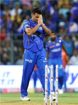 Duleep Trophy : MI च्या स्टारची छान गोलंदाजी; खान बंधूंसह रिंकूही फसला - Marathi News | Duleep Trophy : MI च्या स्टारची छान गोलंदाजी; खान बंधूंसह रिंकूही फसला | Latest Photos at Lokmat.com