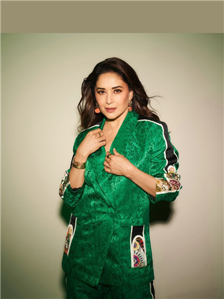 ५७ वर्षांची परमसुंदरी... माधुरी - Marathi News | ५७ वर्षांची परमसुंदरी... माधुरी | Latest Photos at Lokmat.com