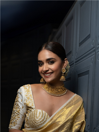 Keerthy Suresh : सोनेरी रंगाच्या साडीत साऊथ सुंदरी! - Marathi News | Keerthy Suresh : सोनेरी रंगाच्या साडीत साऊथ सुंदरी! | Latest Photos at Lokmat.com