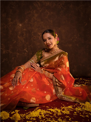 पारंपारिक साजात खुललं श्रेयाचं सौंदर्य - Marathi News | पारंपारिक साजात खुललं श्रेयाचं सौंदर्य | Latest Photos at Lokmat.com