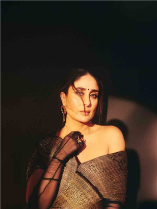 Kareena Kapoor: बनारसी साडीत बेबोचा शाही लूक! - Marathi News | Kareena Kapoor: बनारसी साडीत बेबोचा शाही लूक! | Latest Photos at Lokmat.com