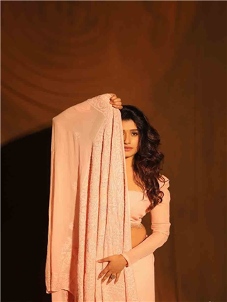 पर्दे मे रहने दो...! ओळखलं का या अभिनेत्रीला? - Marathi News | पर्दे मे रहने दो...! ओळखलं का या अभिनेत्रीला? | Latest Photos at Lokmat.com