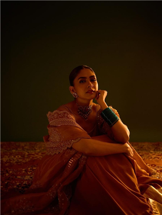 Mrunal Thakur : 'एक लाजरा न साजरा मुखडा...' - Marathi News | Mrunal Thakur : 'एक लाजरा न साजरा मुखडा...' | Latest Photos at Lokmat.com