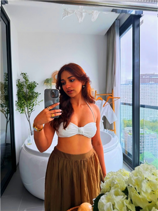 रितेश देशमुखची नायिका Jiya Shankar चं बोल्ड फोटोशूट - Marathi News | रितेश देशमुखची नायिका Jiya Shankar चं बोल्ड फोटोशूट | Latest Photos at Lokmat.com