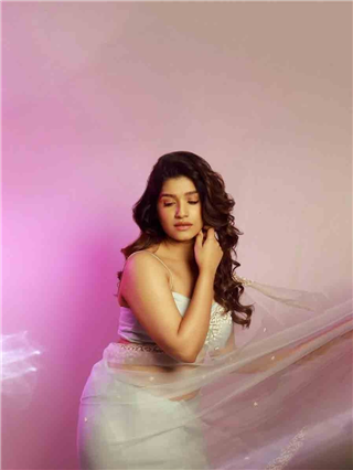 'अशी मी मदनमंजिरी सुबक ठेंगणी लखलखते सुंदरी...' - Marathi News | 'अशी मी मदनमंजिरी सुबक ठेंगणी लखलखते सुंदरी...' | Latest Photos at Lokmat.com