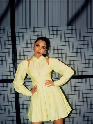 लिंबू कलरच्या ड्रेसमध्ये पिळगांवकरांची लेक - Marathi News | लिंबू कलरच्या ड्रेसमध्ये पिळगांवकरांची लेक | Latest Photos at Lokmat.com