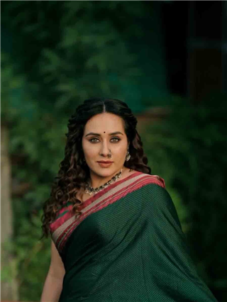 'नजर कट्यार ही अशी धारदार, कशी वार करे आरपार...' - Marathi News | 'नजर कट्यार ही अशी धारदार, कशी वार करे आरपार...' | Latest Photos at Lokmat.com