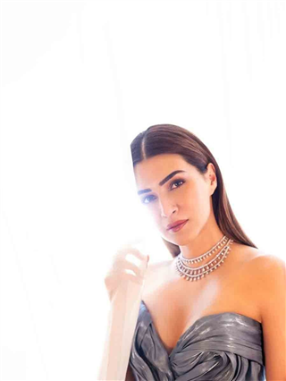 परमसुदंरीच्या स्टनिंग अदांवर चाहते झाले फिदा!! - Marathi News | परमसुदंरीच्या स्टनिंग अदांवर चाहते झाले फिदा!! | Latest Photos at Lokmat.com