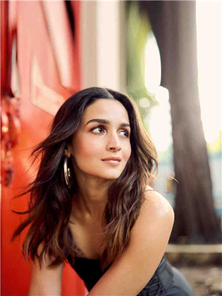 आलियाचा क्लासी लूक! - Marathi News | आलियाचा क्लासी लूक! | Latest Photos at Lokmat.com