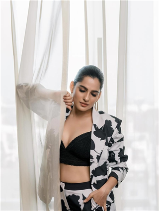 प्रिया बापटचा बॉसी लूक! - Marathi News | प्रिया बापटचा बॉसी लूक! | Latest Photos at Lokmat.com