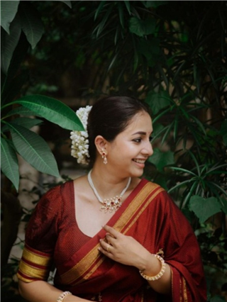 केसांत माळला गजरा अन् चाहत्यांच्या खिळल्या नजरा! - Marathi News | केसांत माळला गजरा अन् चाहत्यांच्या खिळल्या नजरा! | Latest Photos at Lokmat.com